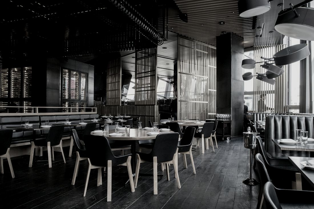 Sarkıt aydınlatmalı restoran salonu