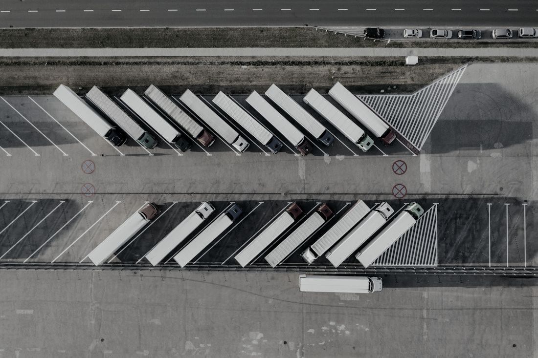 Havadan görülen endüstriyel tesis ve yükleme alanı