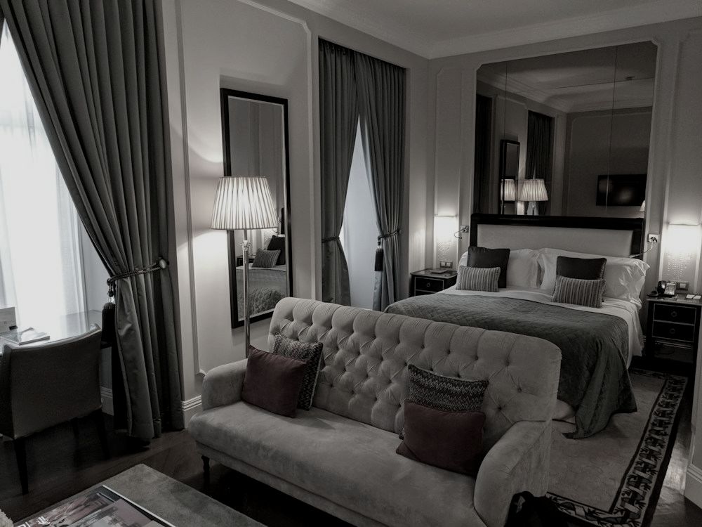 Perdeli, kapitoneli koltuklu otel odası