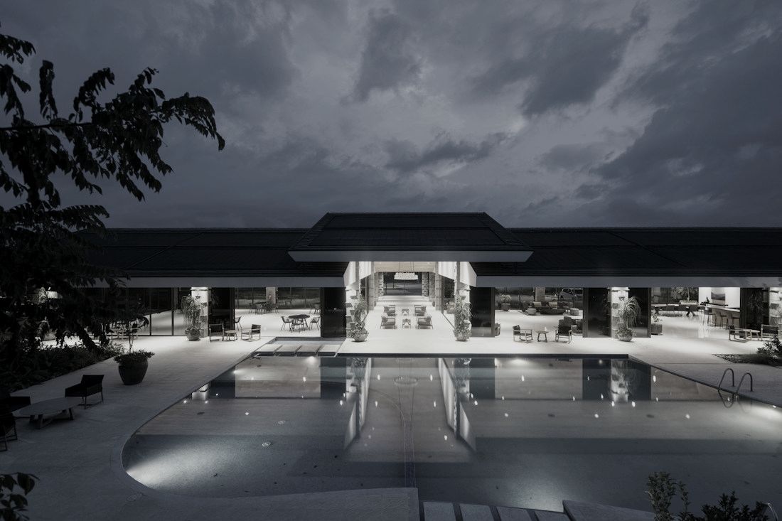 Gece aydınlatmalı otel havuzu