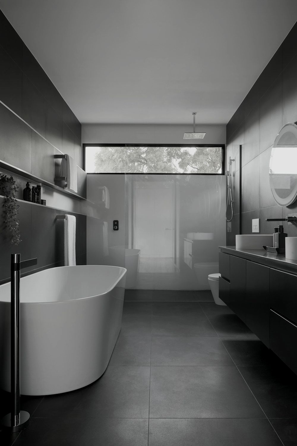 Serbest duran küvetli koyu tonlu banyo